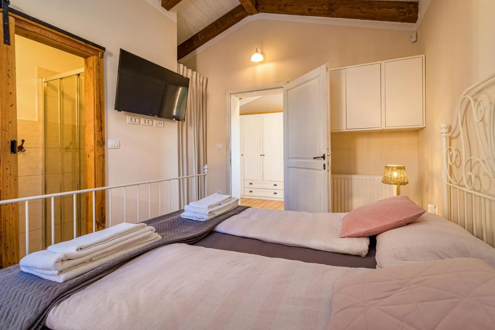 Villa Rajana For 14 Persons With Kids Playground & Pool Heating In Central Istria Svetvinčenat