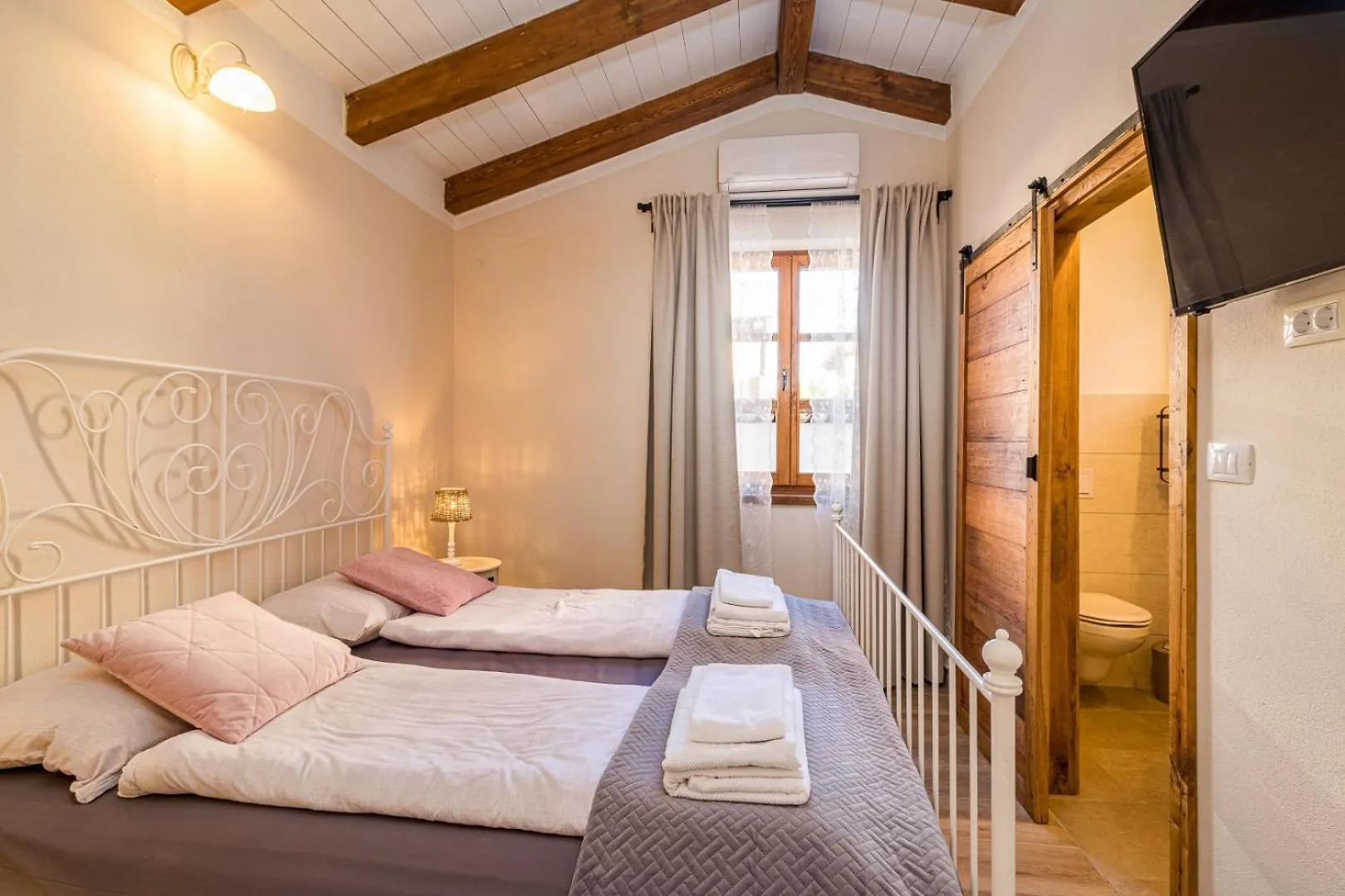 Villa Rajana For 14 Persons With Kids Playground & Pool Heating In Central Istria Svetvinčenat 0*,  Chorvatsko