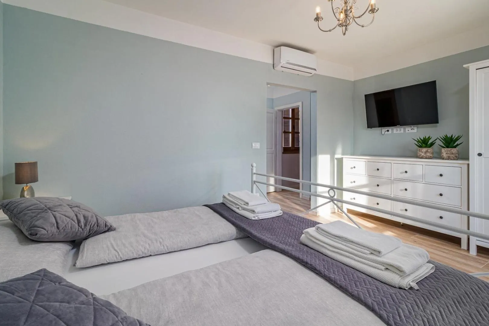 Villa Rajana For 14 Persons With Kids Playground & Pool Heating In Central Istria Svetvinčenat 0*,