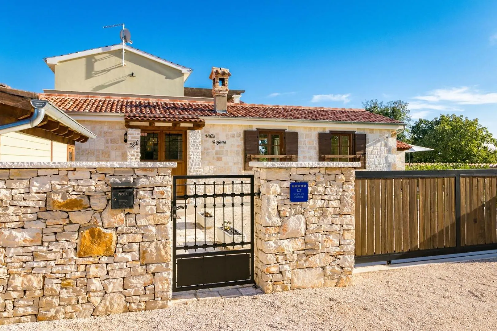 Villa Rajana For 14 Persons With Kids Playground & Pool Heating In Central Istria Svetvinčenat