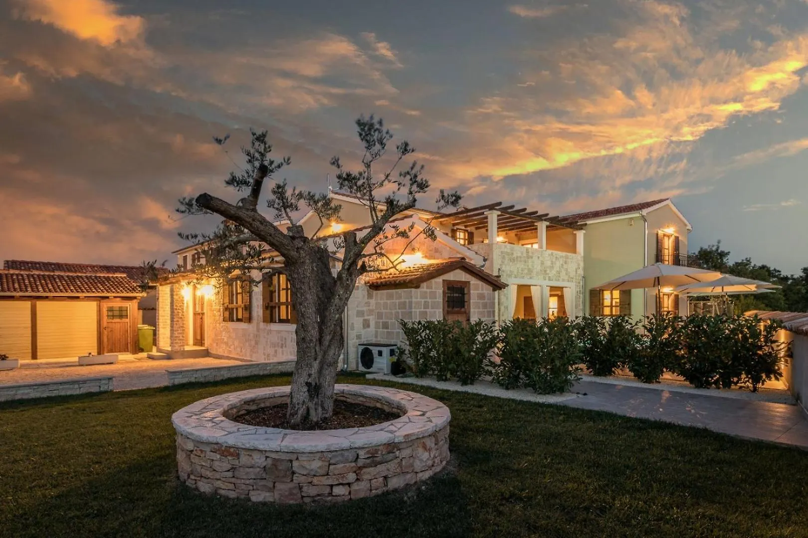 Villa Rajana For 14 Persons With Kids Playground & Pool Heating In Central Istria Svetvincenat